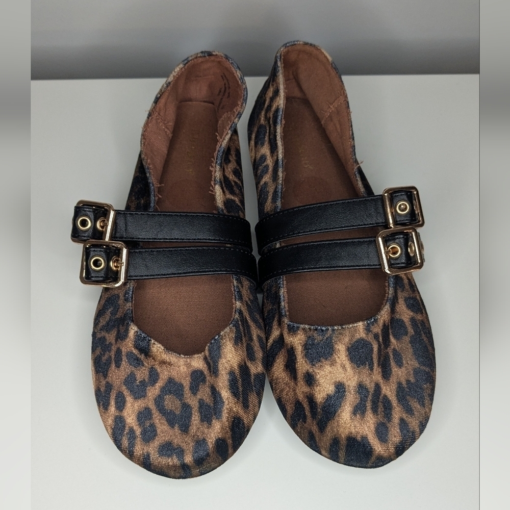 Bamboo size 10 Embrace Leopard print double buckle strap flats - Picture 2 of 8
